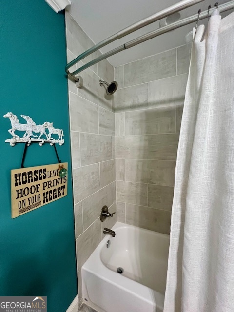 135 Horseshoe Trail Commerce, GA 30529 - Photo 23 of 25 a bathroom with a shower and a bathtub