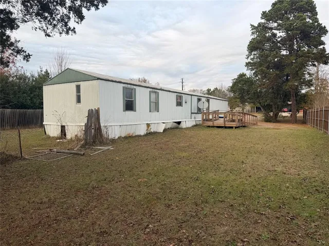 a view of a house with backyard