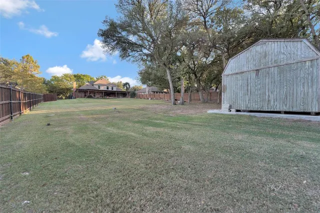 a view of a backyard