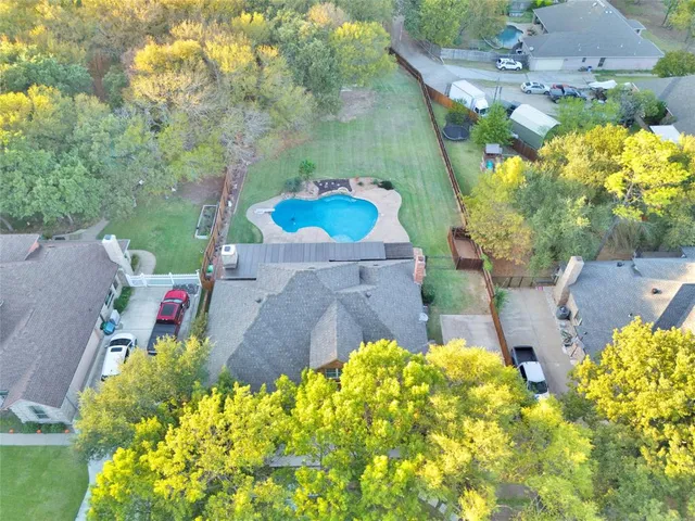a view of a fountain with flower plants