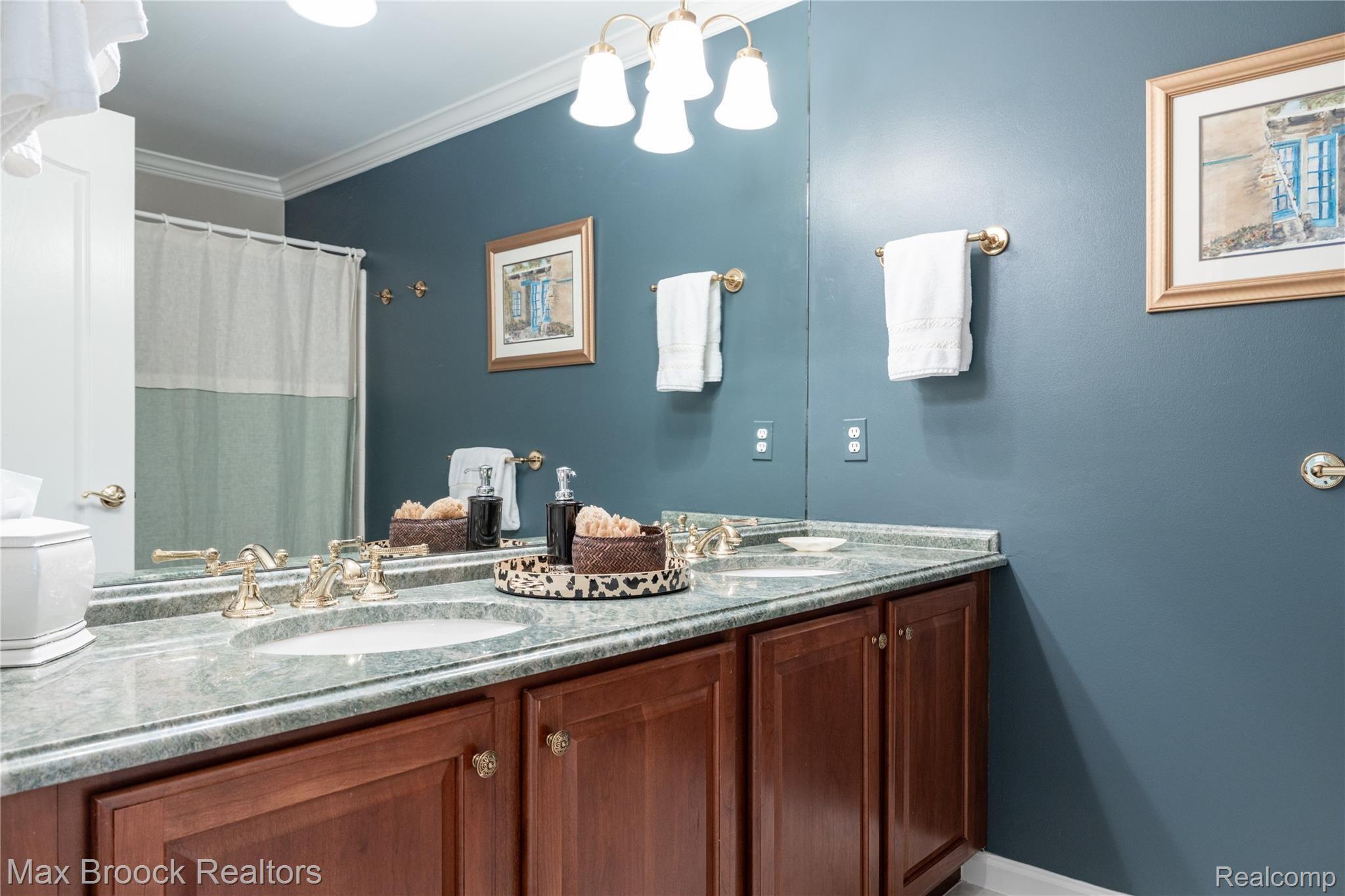 2449 Winding Brook Court Rochester, MI 48309 - Photo 18 of 24 Full Bath.jpg