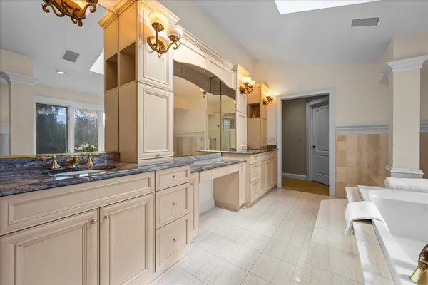 $2,199,000 | 1315 Abington Cambs Drive, Lake Forest, IL 60045