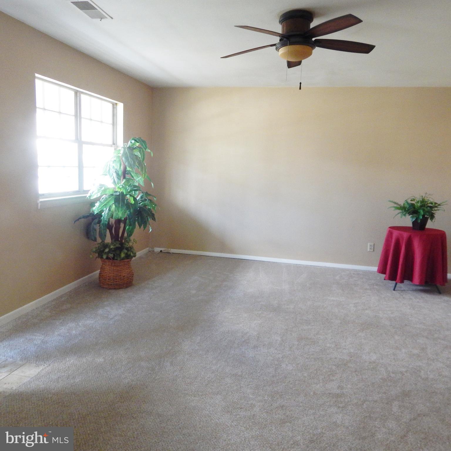 1073 Kings Road Pasadena, MD 21122 - Photo 6 of 26 Living Room