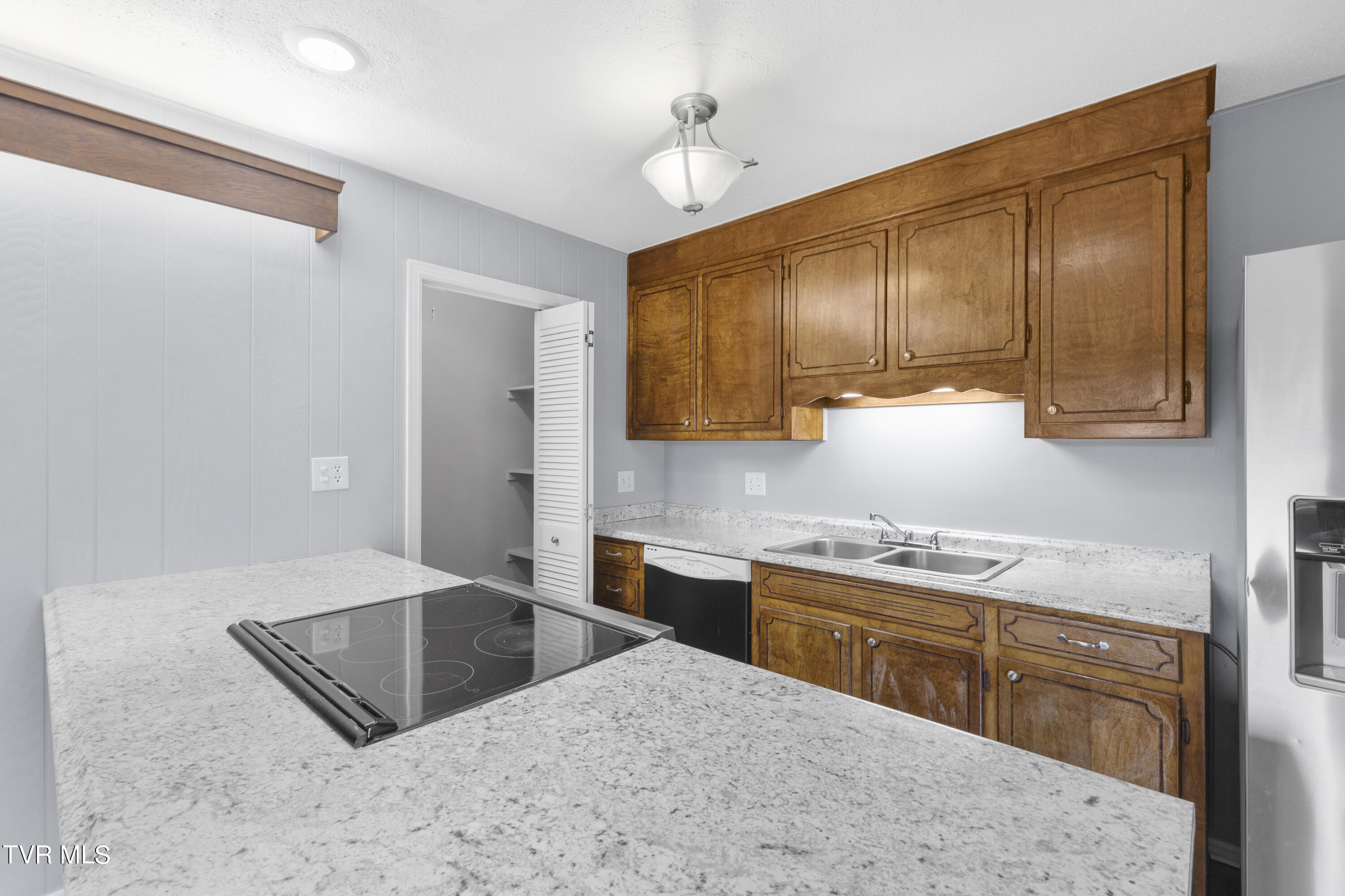 208 Redstone Drive Bristol, TN 37620 - Photo 14 of 29 128A9240