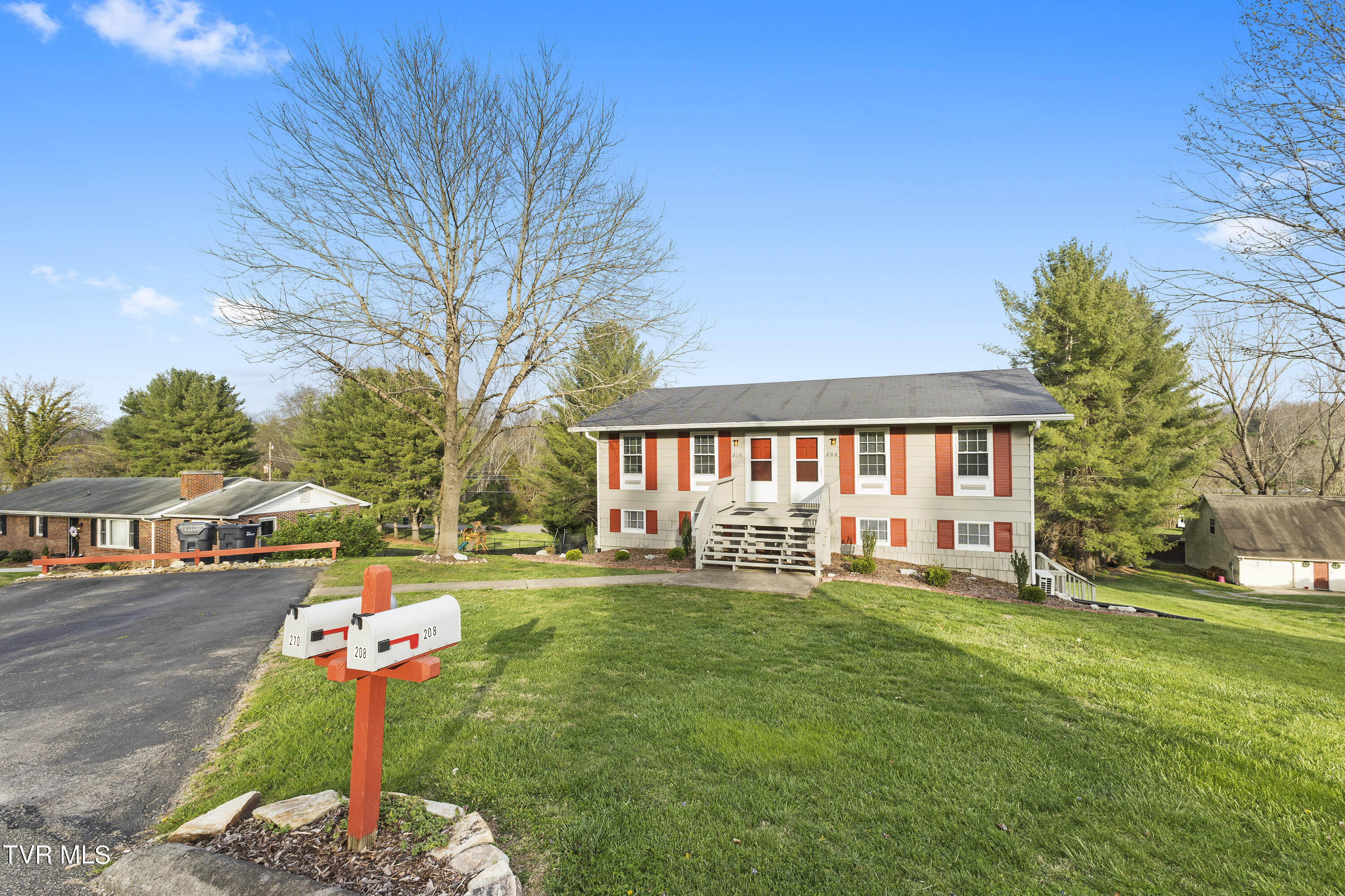 208 Redstone Drive Bristol, TN 37620 - Photo 2 of 29 128A9193