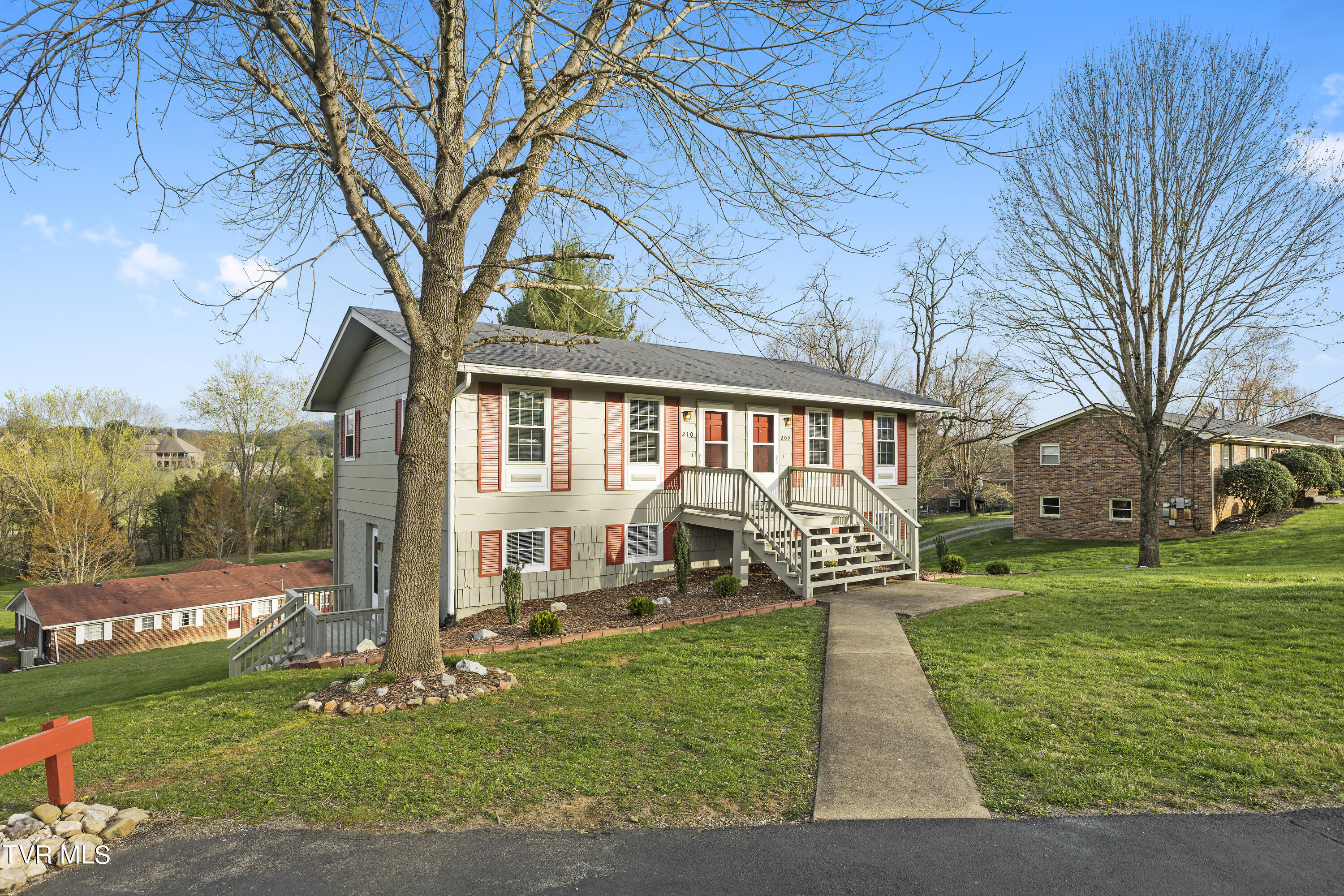 208 Redstone Drive Bristol, TN 37620 - Photo 3 of 29 128A9196