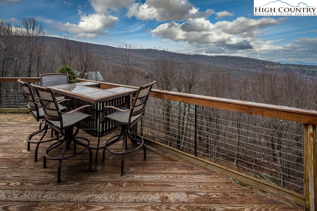 201 Pinnacle Ridge Road Beech Mountain, NC 28604 - Photo 9 of 26 a balcony with table and chairs