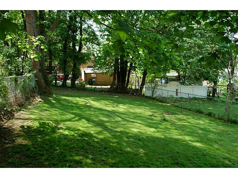 490 Mapleton Avenue Mt. Lebanon, PA 15228 - Photo 20 of 25 Yard/Garden.