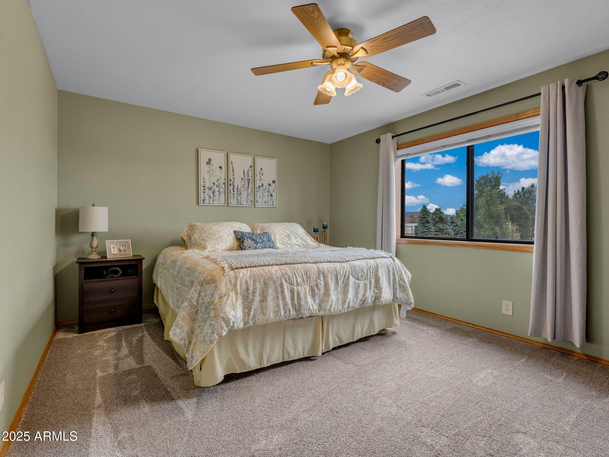 5545 East Atkinson Road Flagstaff, AZ 86004 - Photo 29 of 55 a bedroom with a large bed and a window