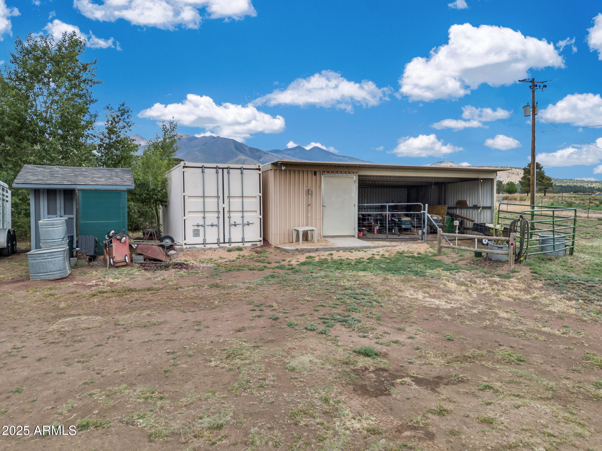 5545 East Atkinson Road Flagstaff, AZ 86004 - Photo 42 of 55 a view of a chairs and tables in the patio