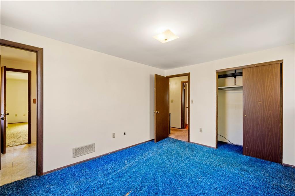 1709 Wilson Road Pittsburgh, PA 15236 - Photo 20 of 25 an empty room with closet and mirror