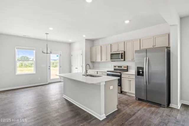 $355,420 | 612 South Squires Run Lane, Richlands, NC 28574