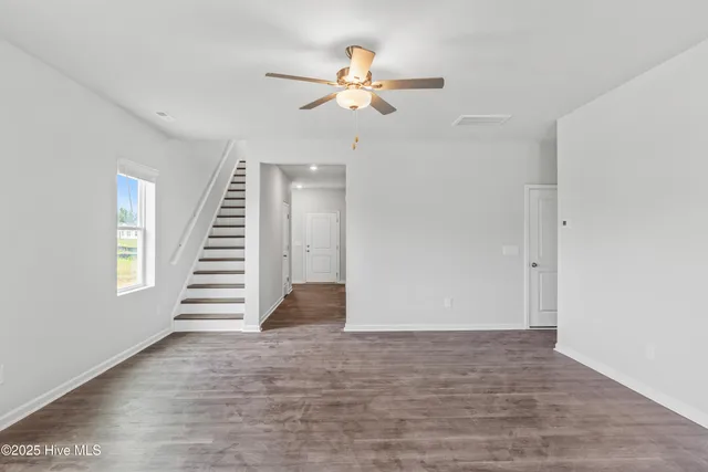 $355,420 | 612 South Squires Run Lane, Richlands, NC 28574