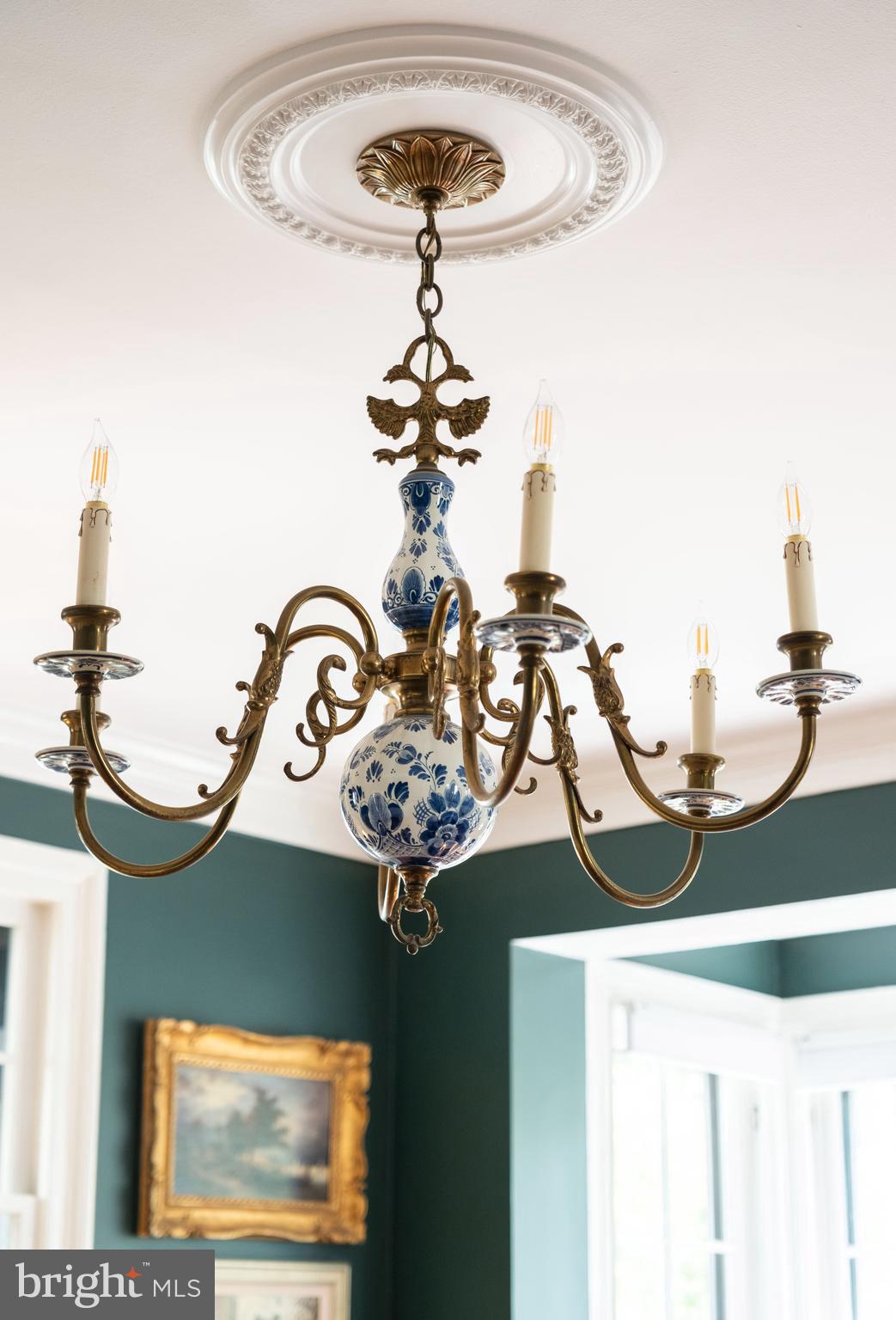 511 Queen Street Alexandria, VA 22314 - Photo 12 of 58 a vase of flowers sitting on a table