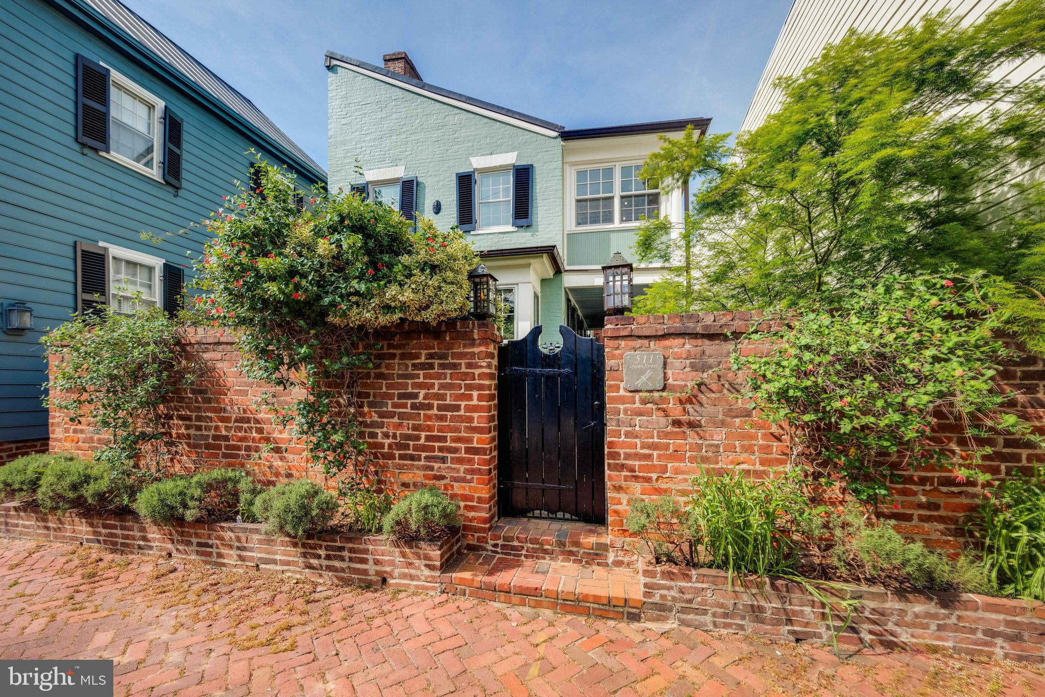 511 Queen Street Alexandria, VA 22314 - Photo 3 of 58 a front view of a house with garden