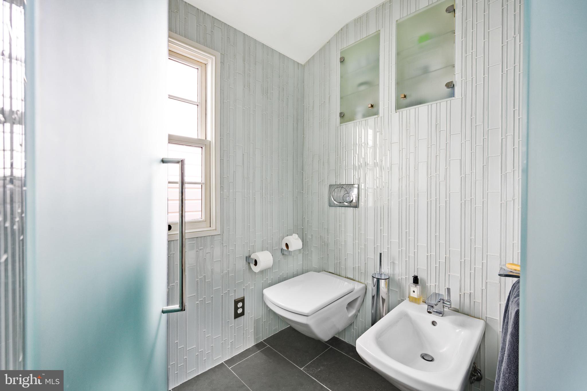 511 Queen Street Alexandria, VA 22314 - Photo 35 of 58 a bathroom with a toilet a sink and mirror