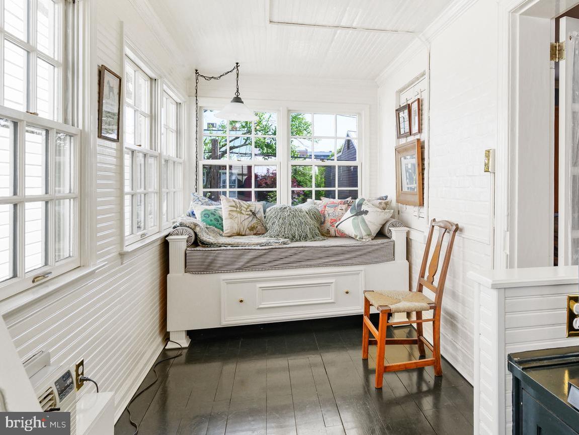 511 Queen Street Alexandria, VA 22314 - Photo 43 of 58 a living room with furniture and large windows