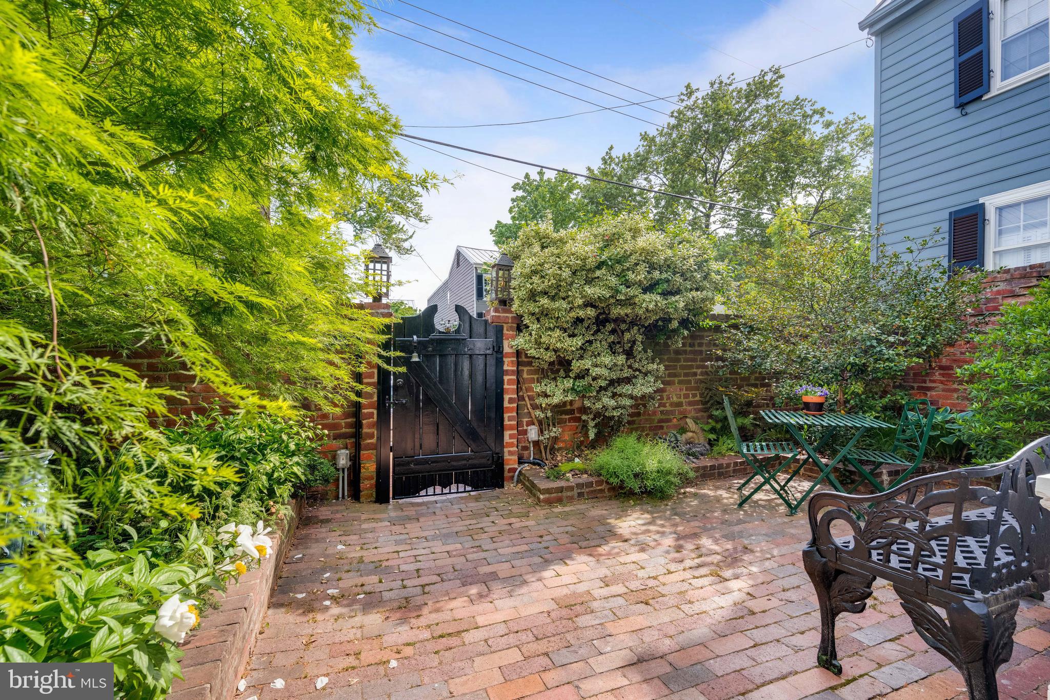 511 Queen Street Alexandria, VA 22314 - Photo 6 of 58 a backyard of a house with lots of green space