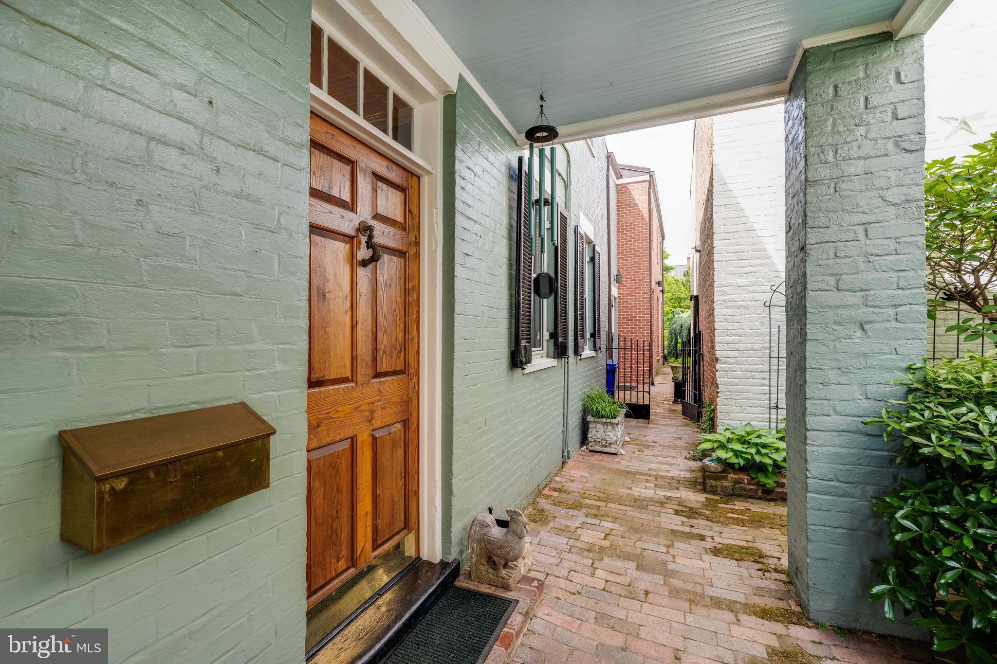 511 Queen Street Alexandria, VA 22314 - Photo 7 of 58 Main Entrance - View to Back Garden