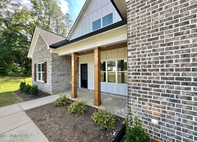 $569,000 | 2737 Highwoods Drive, Byhalia, MS 38611