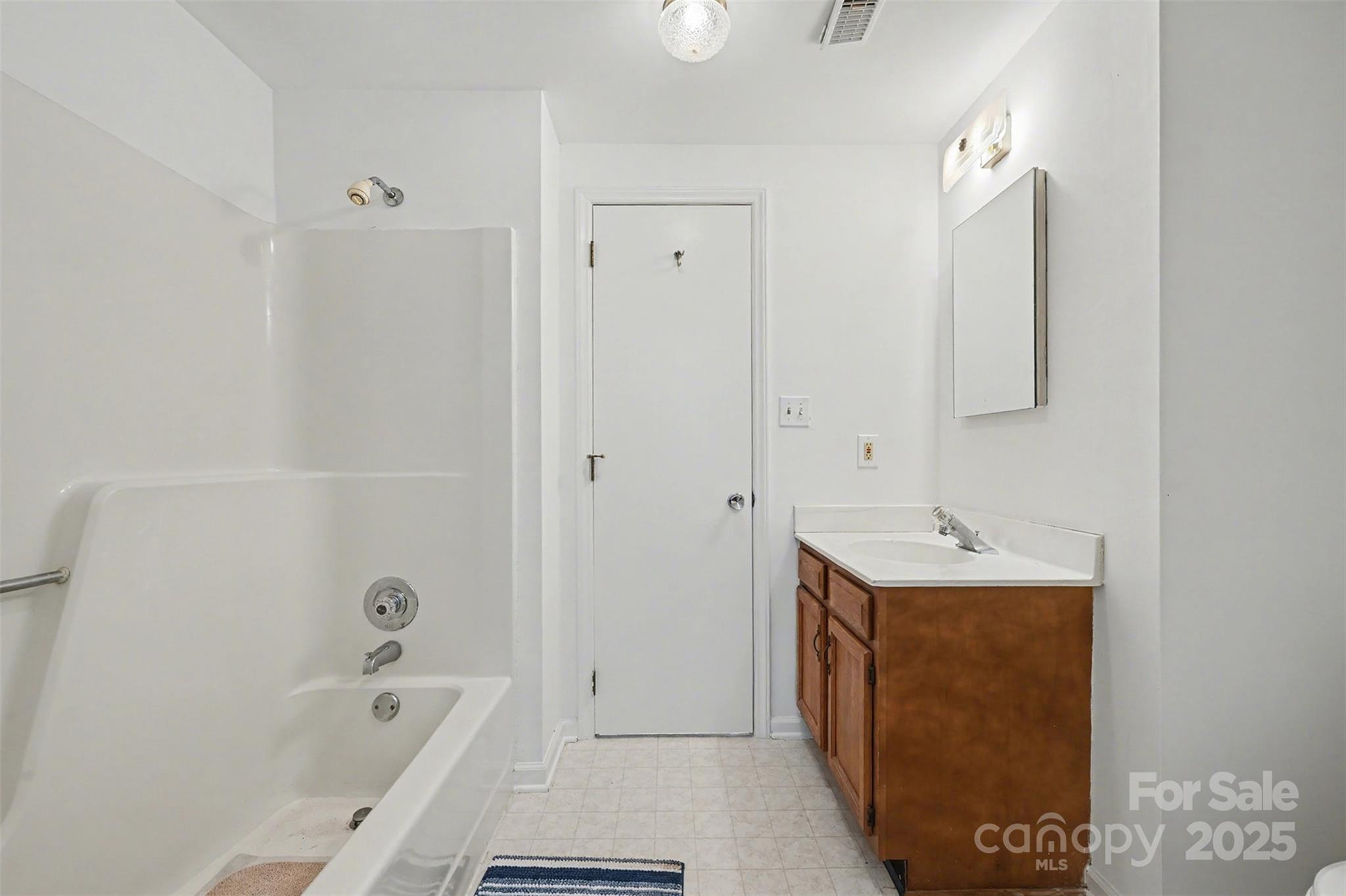 2730 Quailrush Road Charlotte, NC 28226 - Photo 18 of 22 a bathroom with a tub sink and mirror