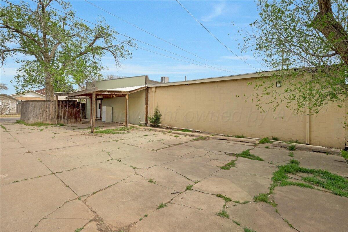 1403 South Hughes Street Amarillo, TX 79102 - Photo 5 of 54 a view of a backyard