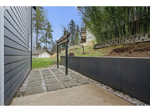 a view of a backyard