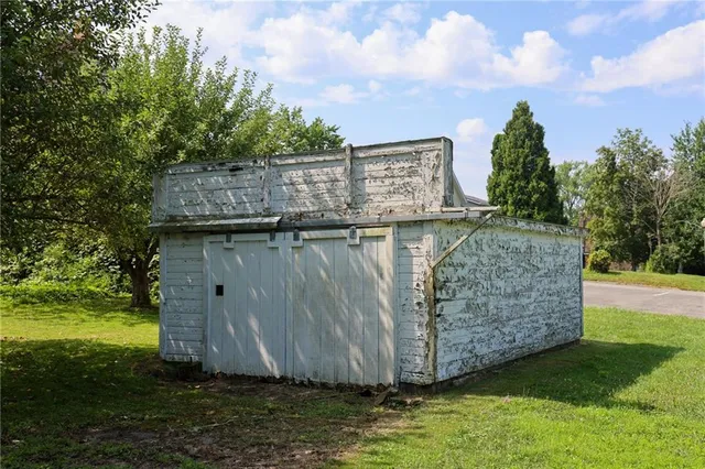 a sign that is sitting on the side of a road