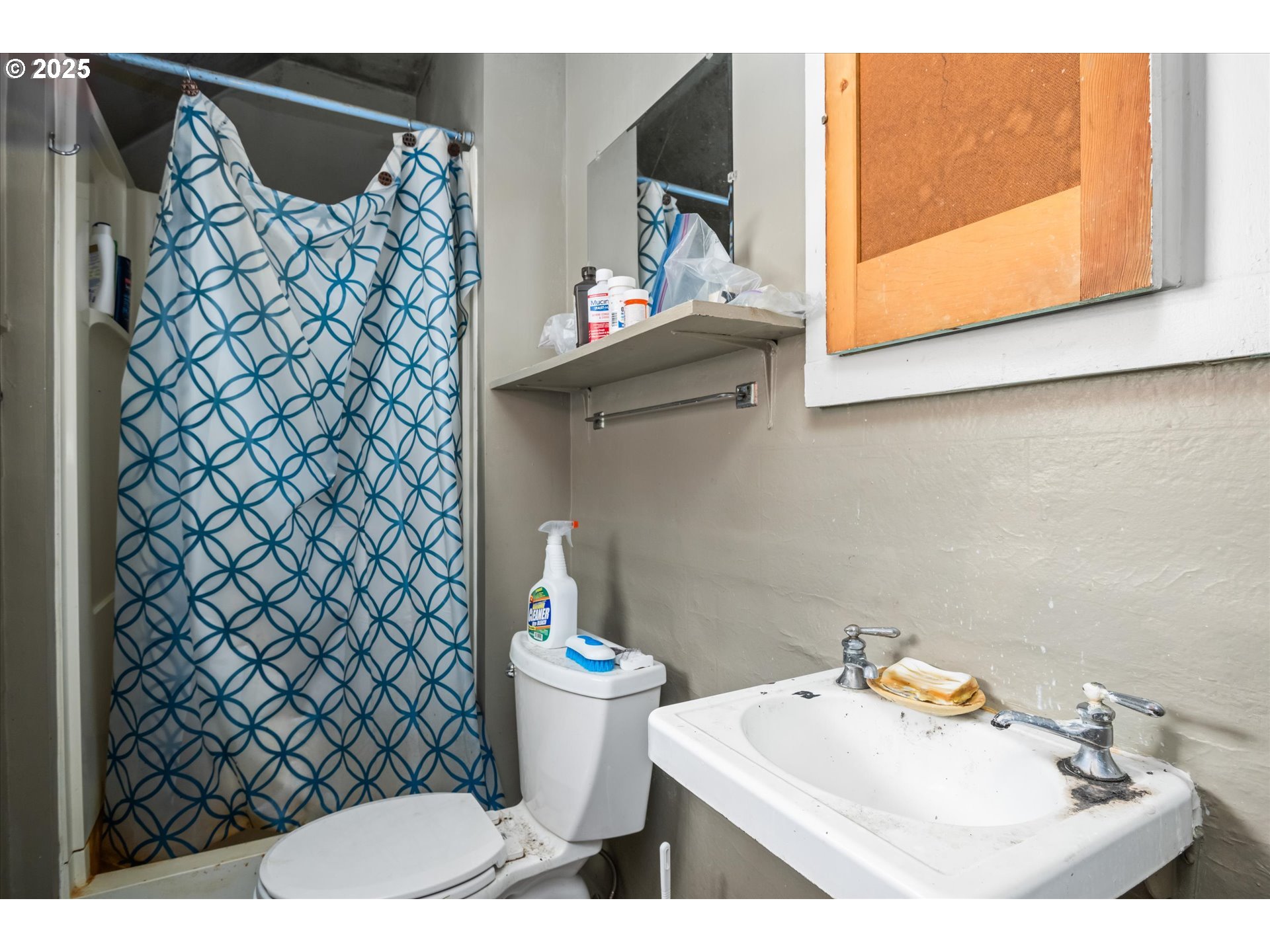 490 West 4th Avenue Eugene, OR 97401 - Photo 15 of 25 a bathroom with a sink and a toilet