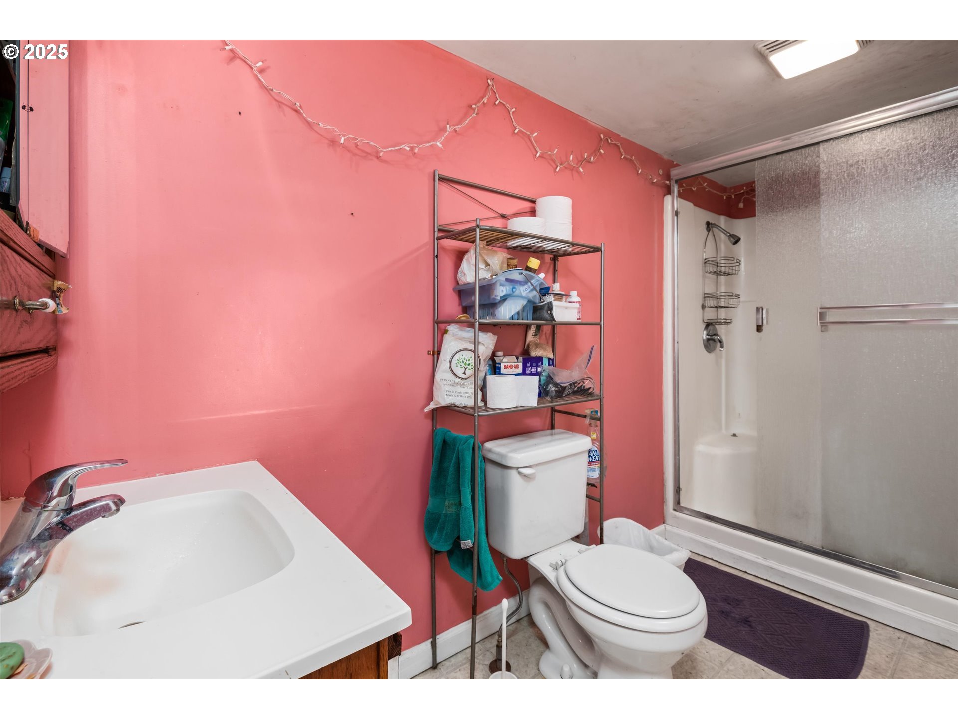 490 West 4th Avenue Eugene, OR 97401 - Photo 10 of 25 a bathroom with a sink toilet and shower