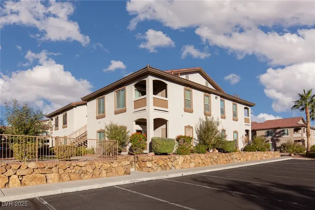 $1,450 | 2305 West Horizon Ridge Parkway, Unit 2611, Henderson, NV 89052