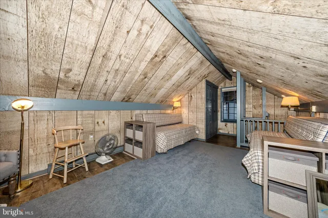 a view of livingroom with furniture