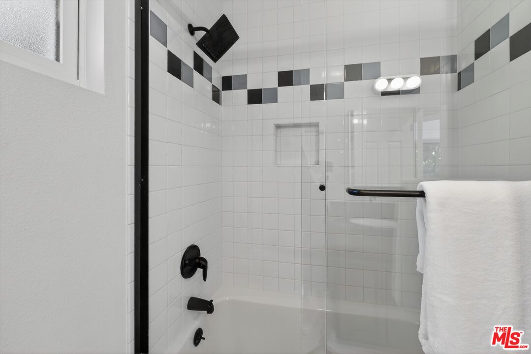 1515 Rendall Place Los Angeles, CA 90026 - Photo 26 of 46