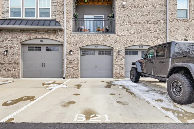 a view of a livingroom with washer and dryer