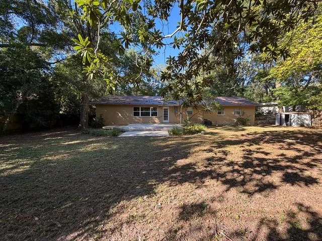 a house view with swimming pool