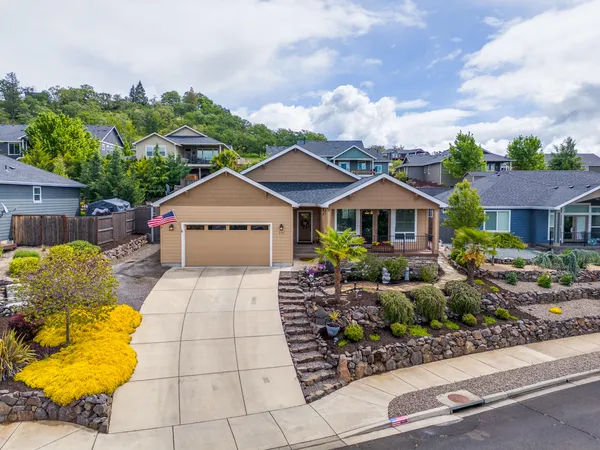 $484,900 | 218 Cambridge Terrace, Eagle Point, OR 97524