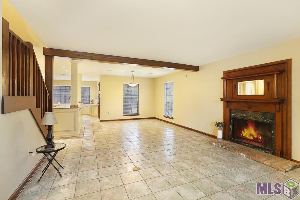 1576 Normandy Drive Baton Rouge, LA 70806 - Photo 8 of 32 Living/Dining Area
