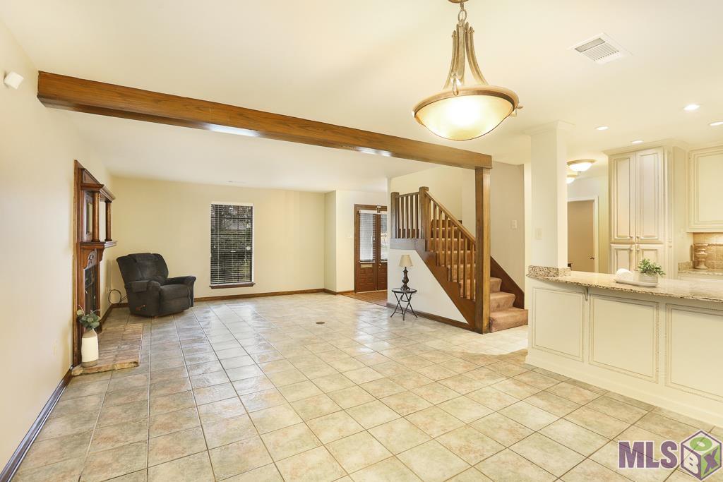 1576 Normandy Drive Baton Rouge, LA 70806 - Photo 9 of 32 Living/Dining Area