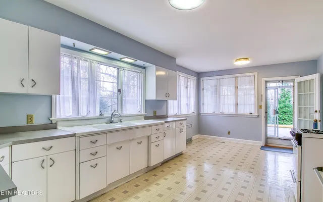 $425,000 | 140 Magna Vista Drive, Harriman, TN 37748