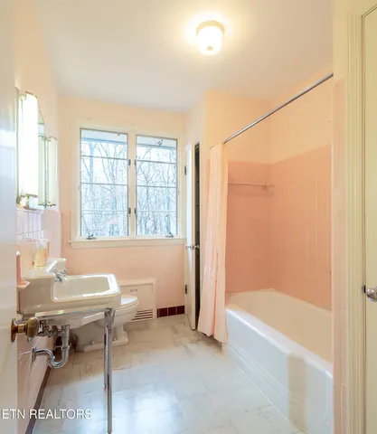 $425,000 | 140 Magna Vista Drive, Harriman, TN 37748