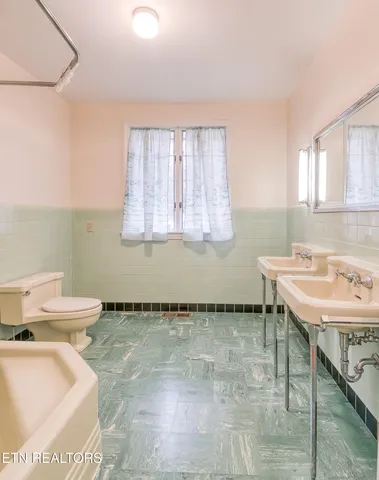 $425,000 | 140 Magna Vista Drive, Harriman, TN 37748