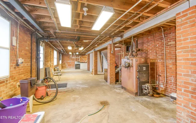 $425,000 | 140 Magna Vista Drive, Harriman, TN 37748