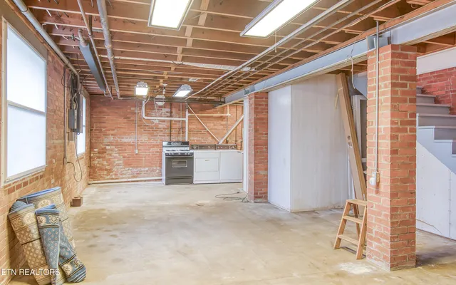 $425,000 | 140 Magna Vista Drive, Harriman, TN 37748