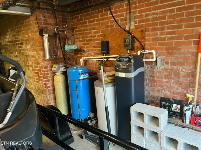 $425,000 | 140 Magna Vista Drive, Harriman, TN 37748