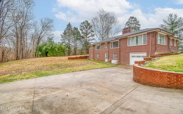 $425,000 | 140 Magna Vista Drive, Harriman, TN 37748