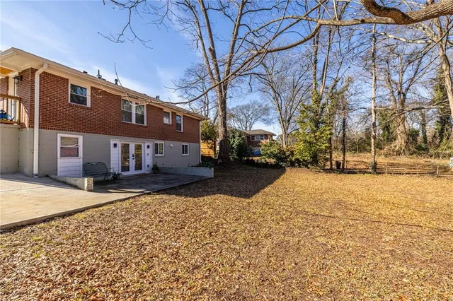a street view with residential house