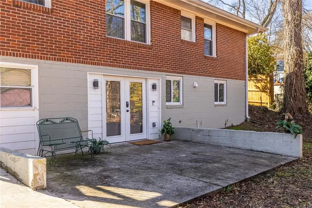 a view of a house with backyard and garden