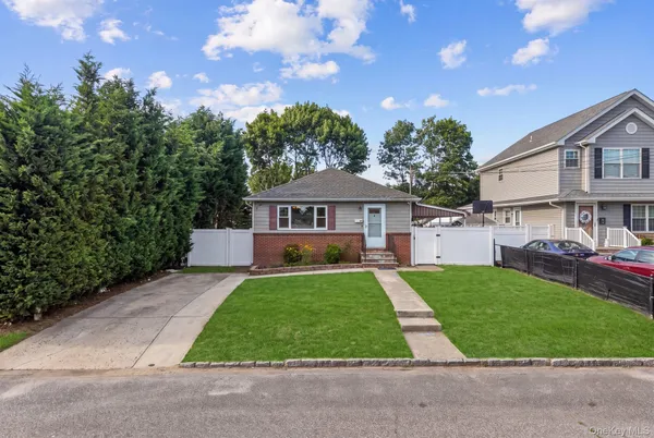 $625,000 | 30 44th Street, Lindenhurst, NY 11757