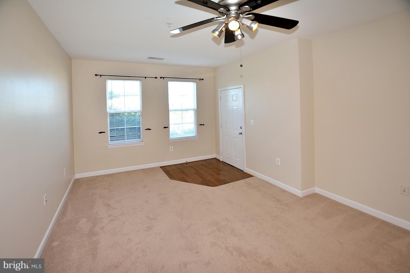 42393 Goldenseal Square, Unit 42393 Ashburn, VA 20148 - Photo 4 of 18 Living Room