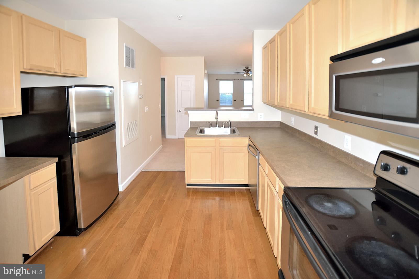 42393 Goldenseal Square, Unit 42393 Ashburn, VA 20148 - Photo 5 of 18 Kitchen